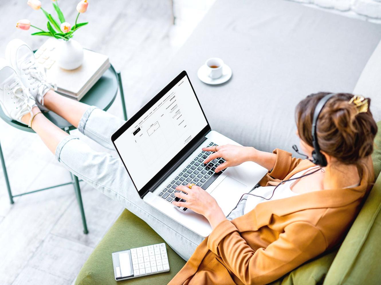 Seminarteilnehmer bei der gemeinsamen Arbeit an SEO-Analysen