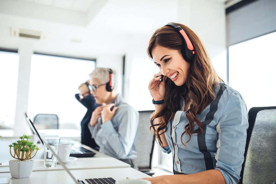 SEO-Fachkraft bei der Analyse von Crawl-Daten